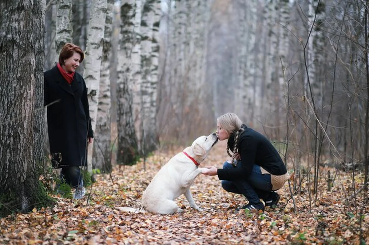 Młoda dziewczyna spacerująca jesienią