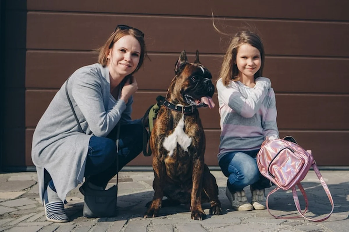 Matka i córka wychodzą na spacery z psem