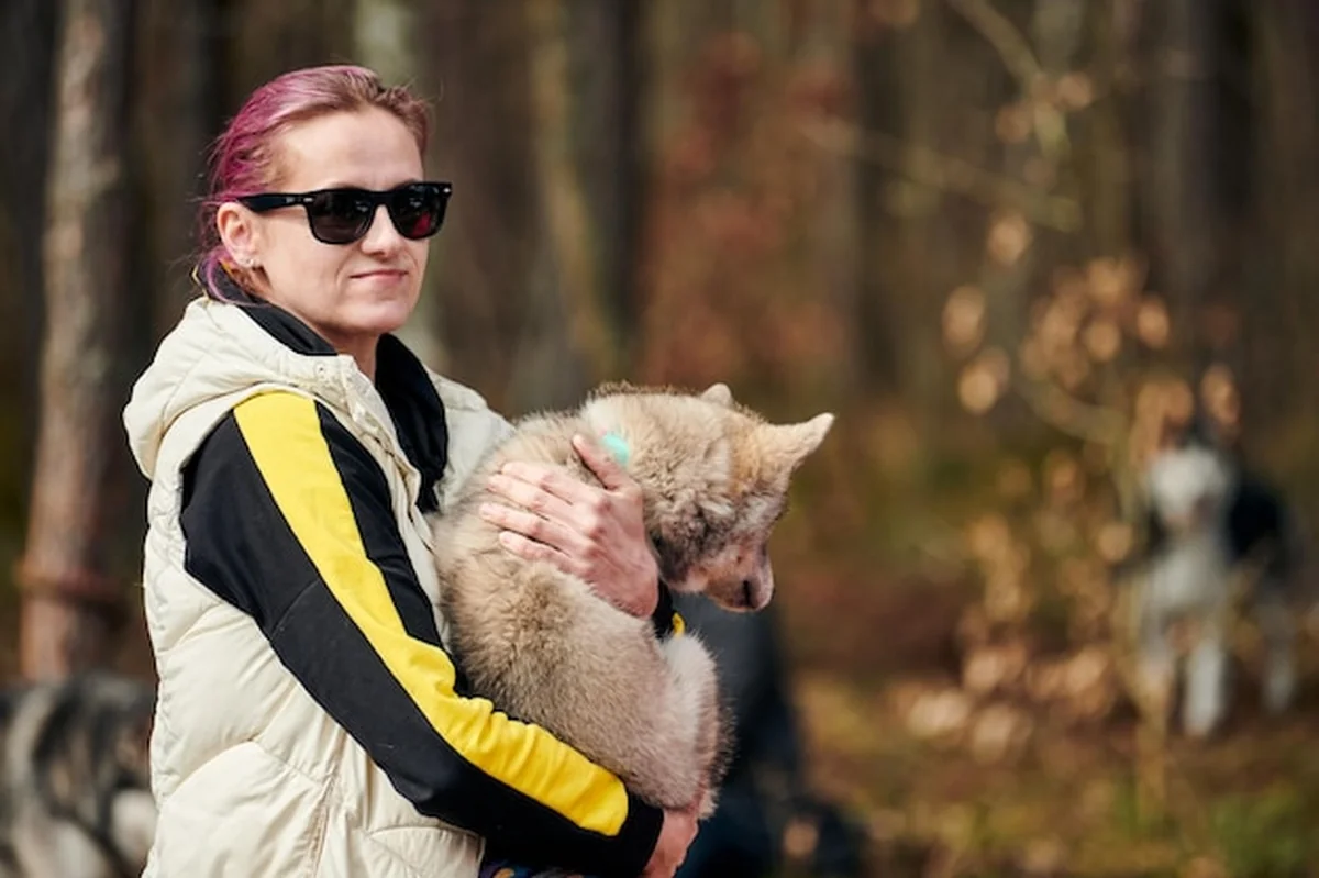 Młoda kobieta z psem