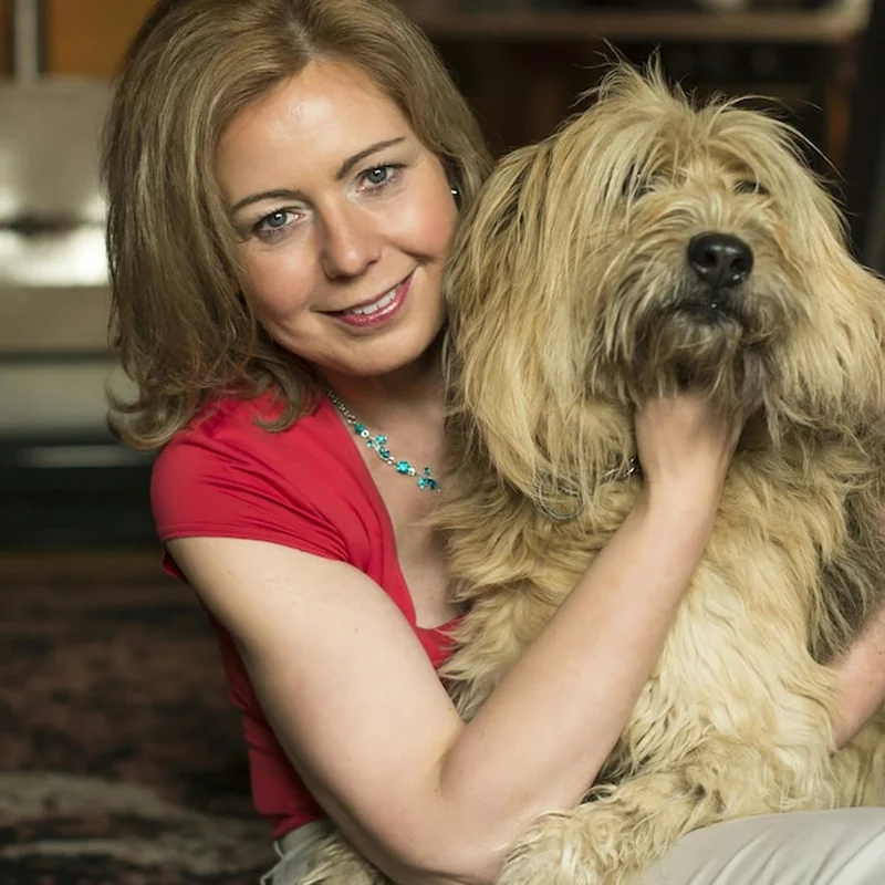 Kobieta uściskująca psa w domu