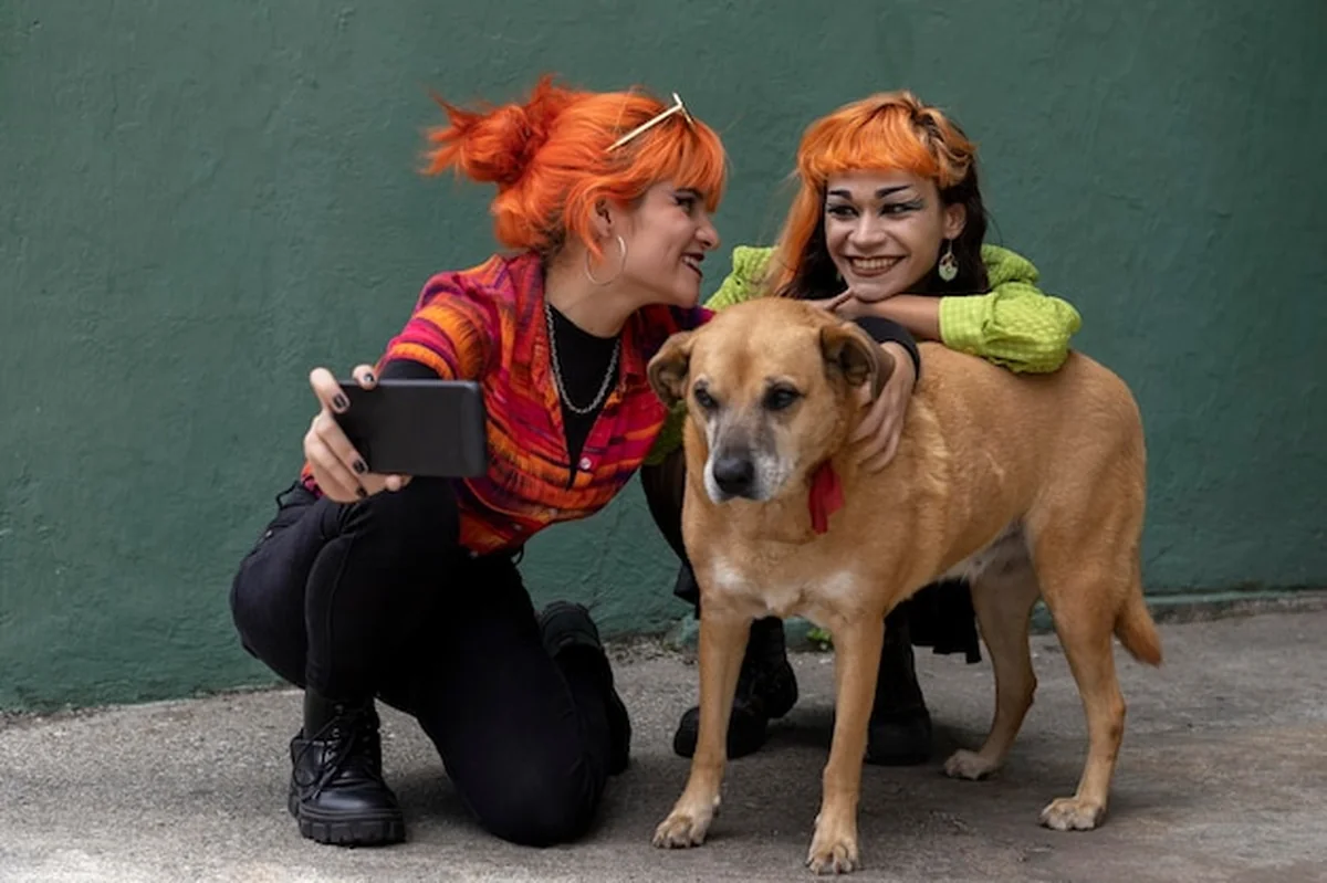 Dwóch latynoskich przyjaciół robiących selfie obok zwierzaka