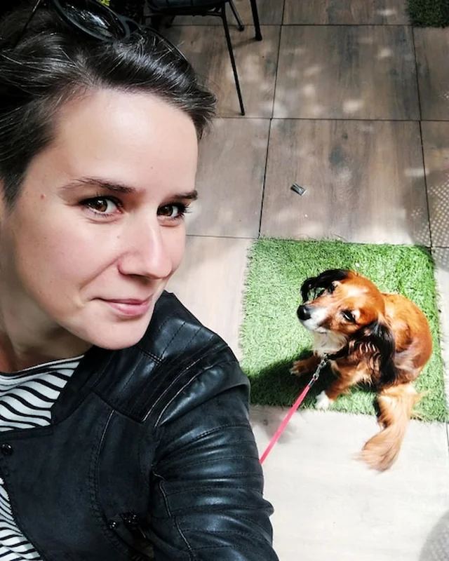 Kobieta na podłodze z psem obok