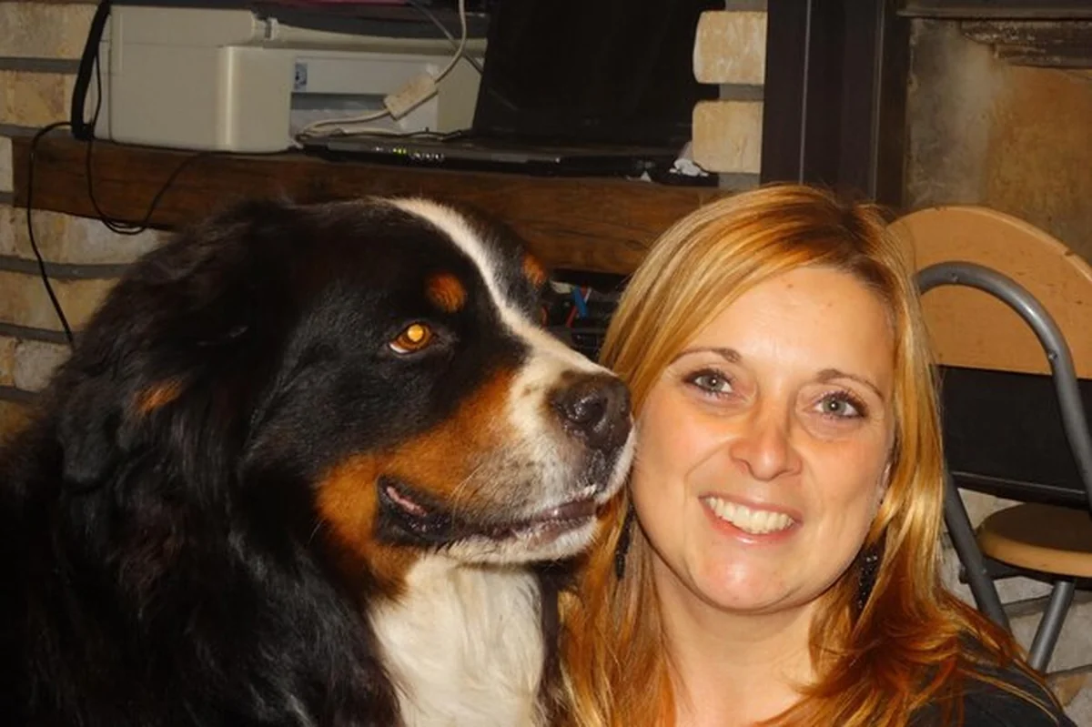 Kobieta z buldogiem francuskim w domu