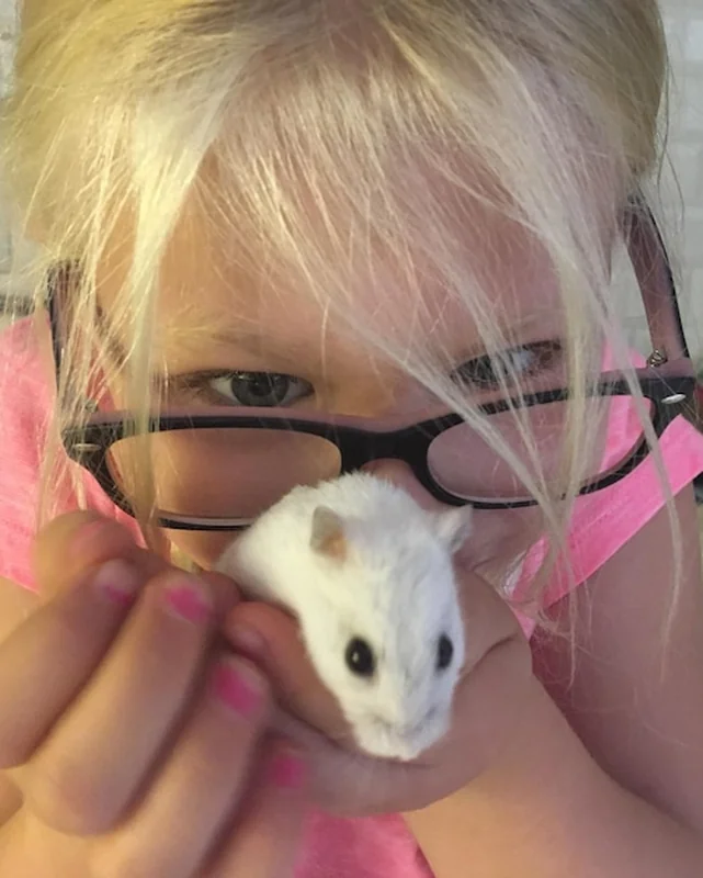 Dziewczyna trzymająca chomika