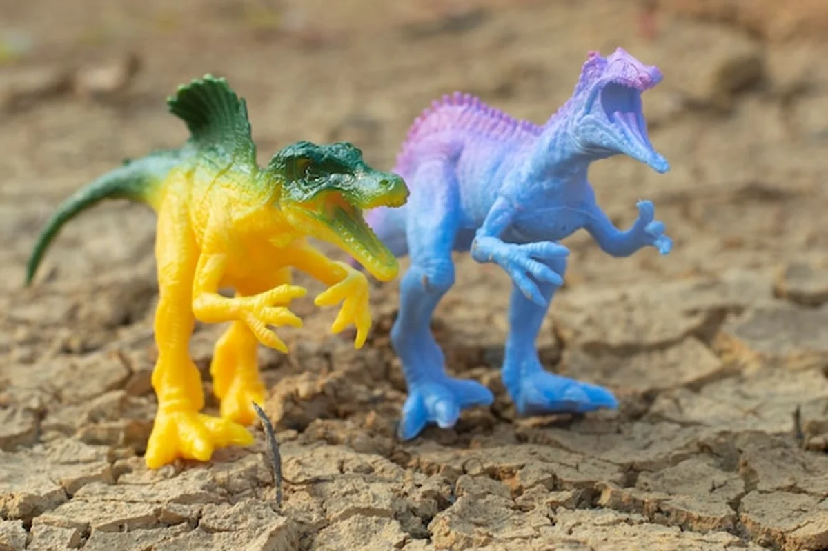 Zdjęcie zabawek dinozaurów na wyschniętej ziemi