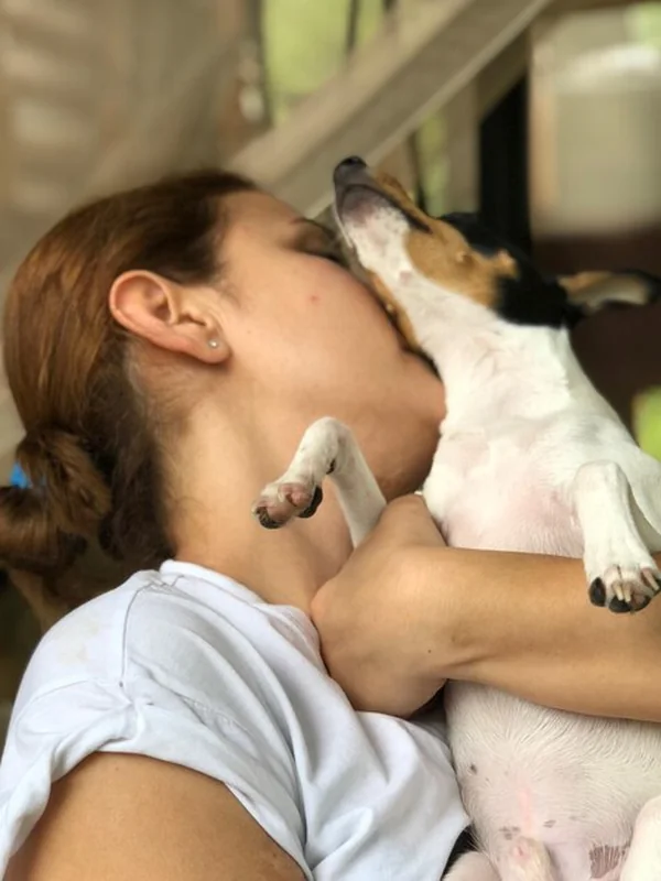 Zbliżenie kobiety z psem