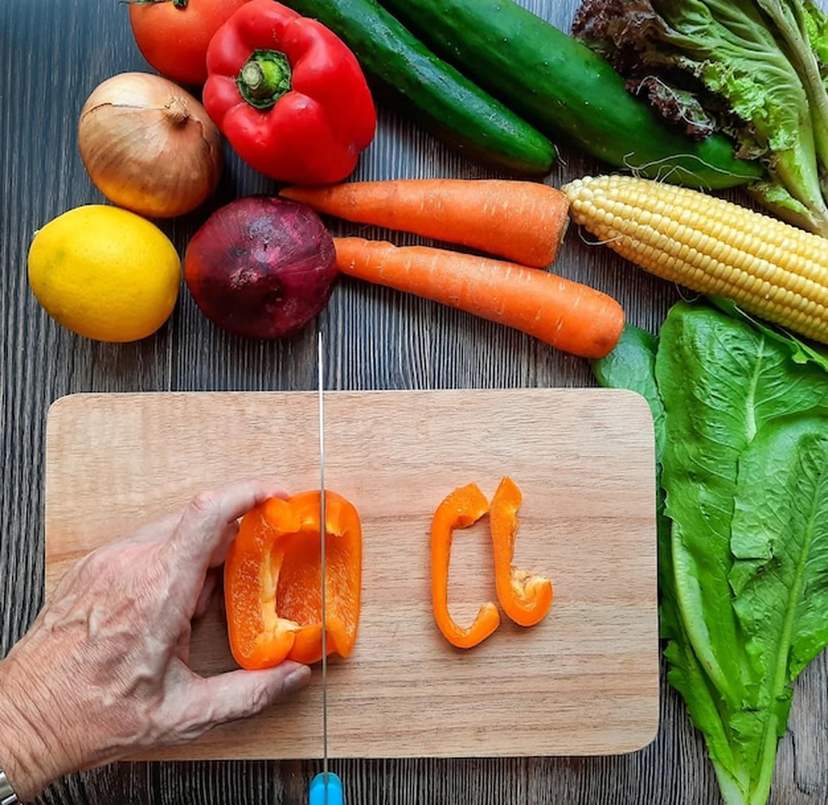 Warzywa na desce do cięcia