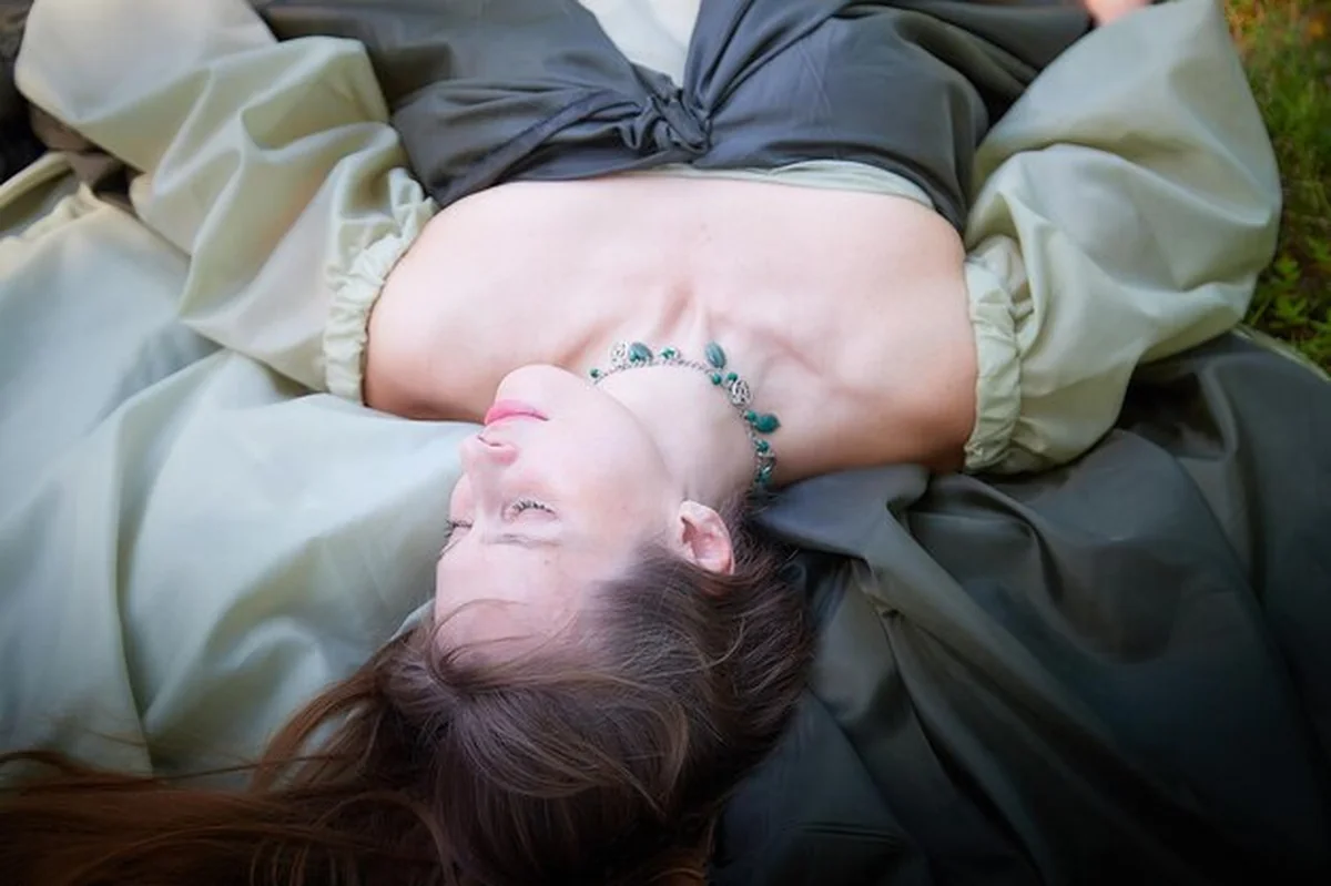 Piękna dryada lub wróżka w lesie