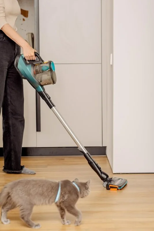 Czyszczenie podłogi odkurzaczem