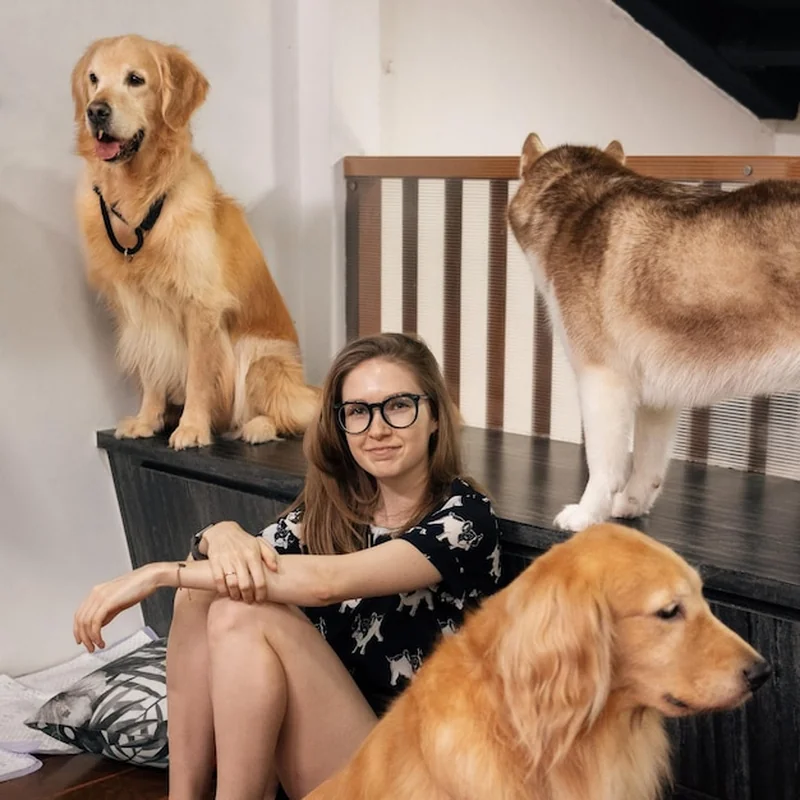 Kobieta trzymająca psa na smyczy