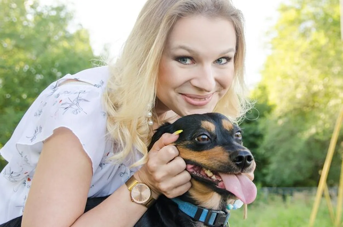 Młoda kobieta z psem na zewnątrz