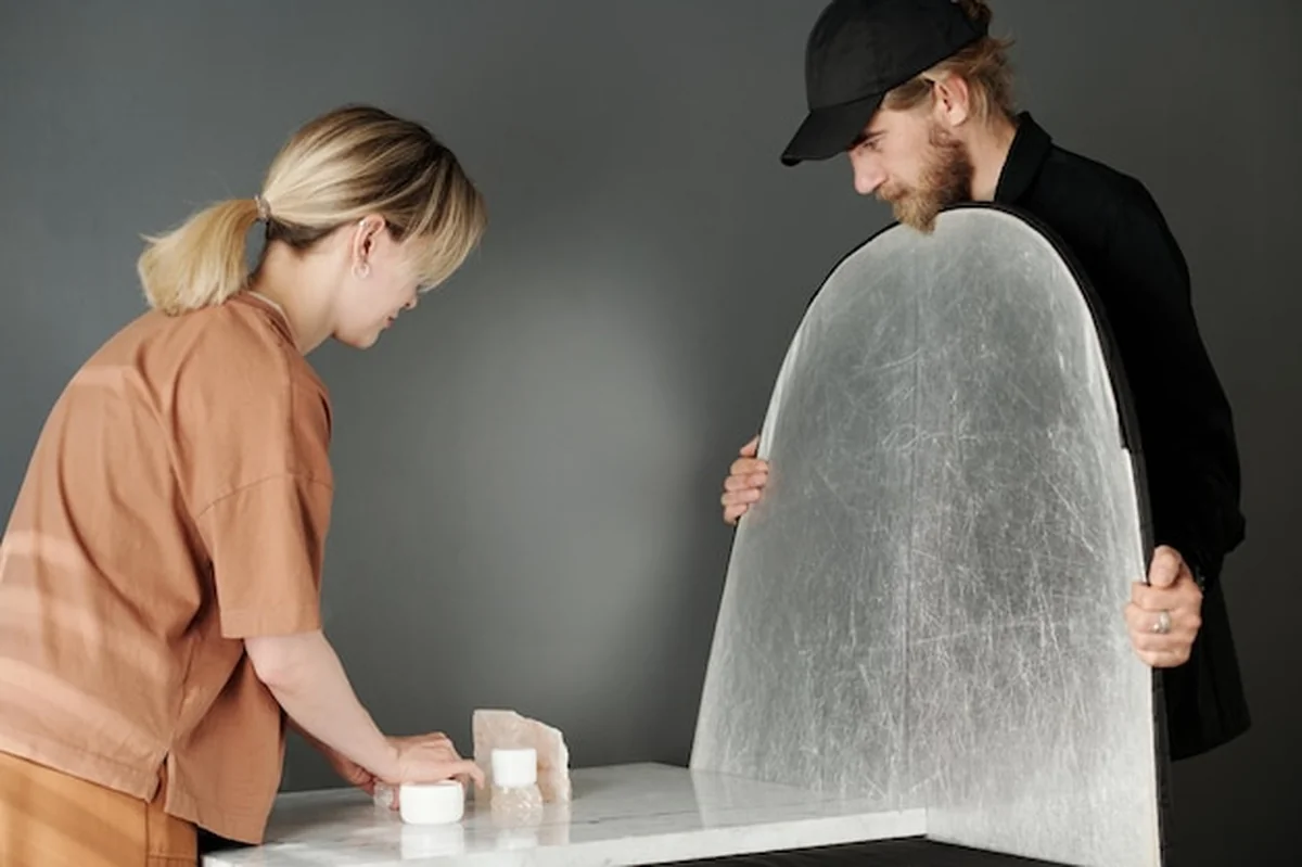 Młoda blond kobieta tworząca kompozycję nad stołem