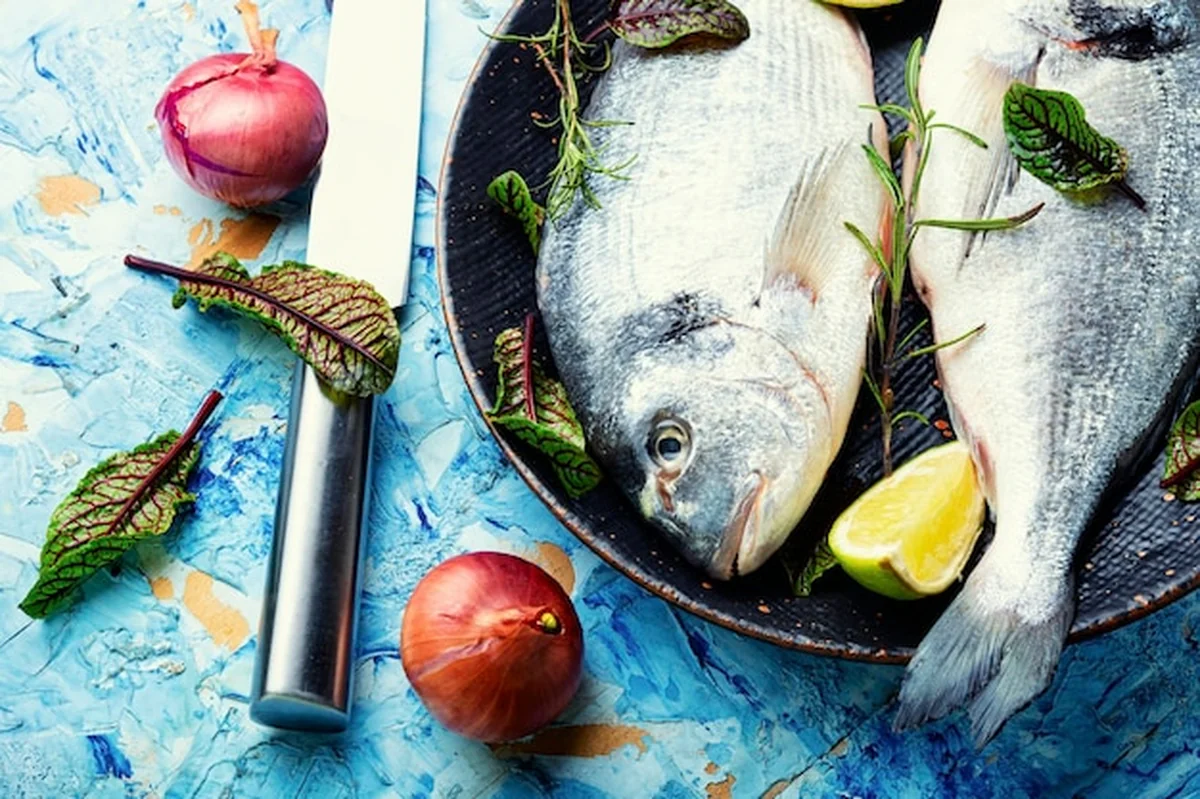 Surowe dorado rybne i przyprawy obok siebie